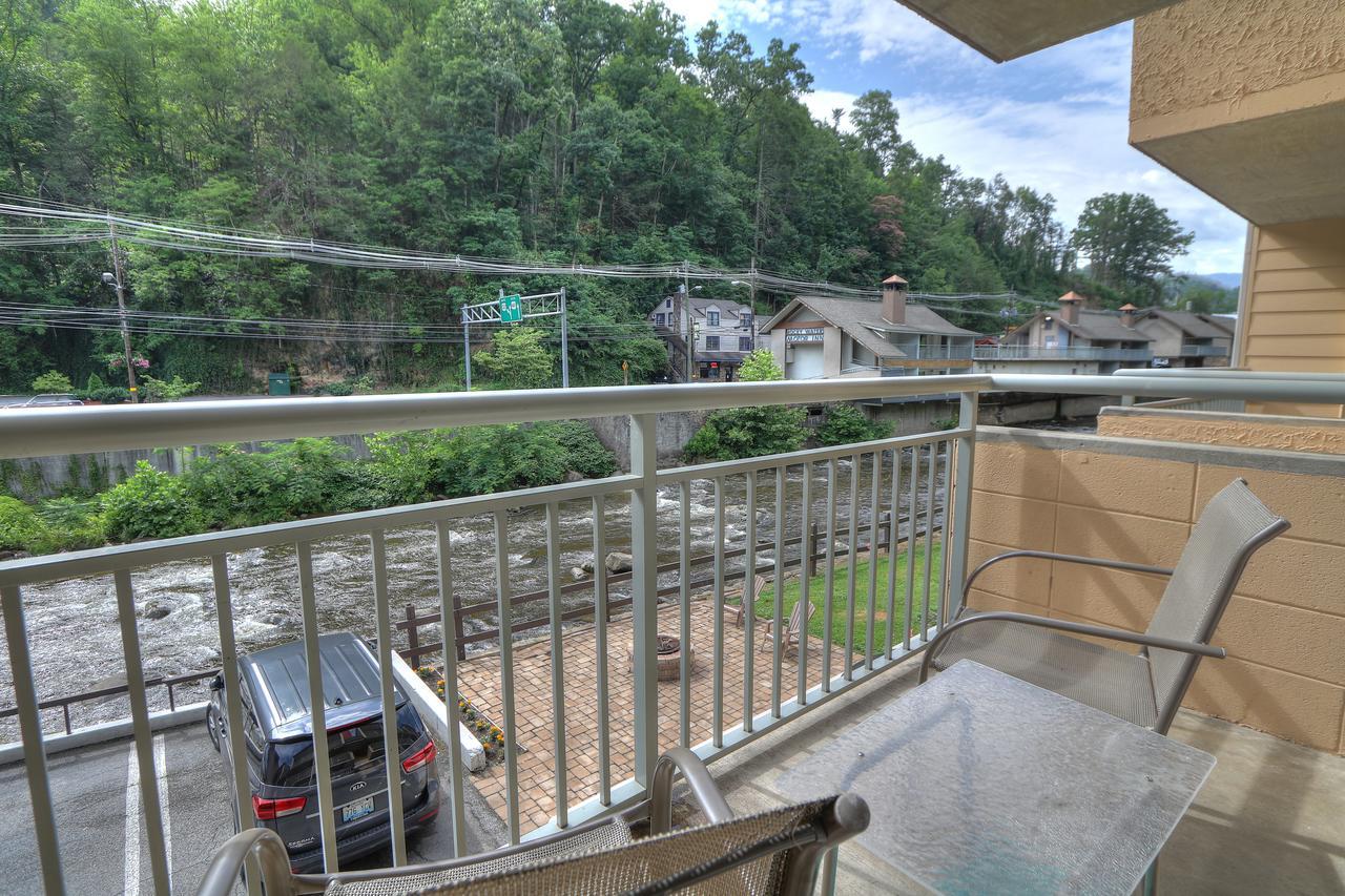 Connecting Room: 4 Queen Beds. Riverview Balcony.,837701942:JPEG