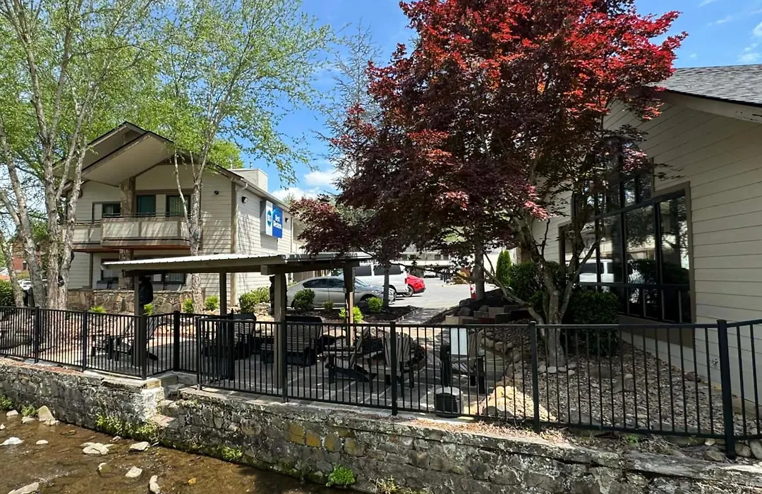 Best Western Johnson'S Inn Downtown Gatlinburg-1